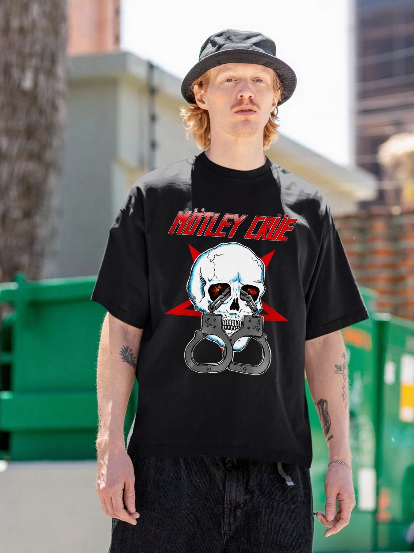 Mötley Crüe Skull Handcuffs Graphic T-Shirt